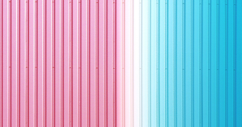 浪板PU機夾芯發泡製程示意圖，展示聚氨酯發泡填充與保溫結構形成