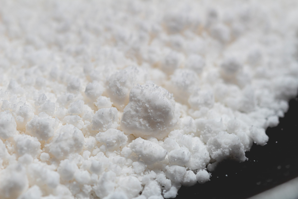 PU噴塗發泡應用於廠房屋頂隔熱：高壓噴塗設備在屋頂施作連續無縫的發泡保溫層，降低冷氣用電