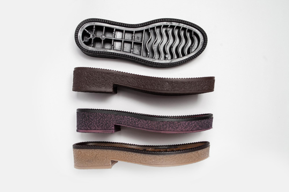 PU發泡鞋底密度與硬度對照表，顯示不同應用場景的密度區間與對應硬度範圍